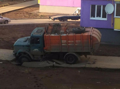 В Волжском мусоровоз провалился в асфальт