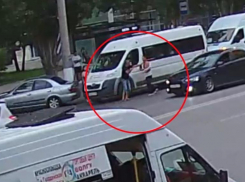 Маршрутчики подрались в Волгограде: видео