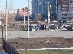 В Волжском «четверка» и «Матиз» поцеловались на перекрестке