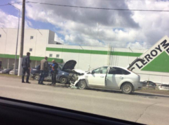 Две иномарки столкнулись на въезде в Волжский утром