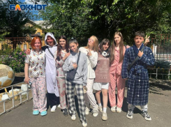 Жирафы и Лунтики: выпускники в Волжском пришли в школу в пижамах