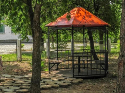 В Волжском в сквере «Школьный» появилась новая беседка