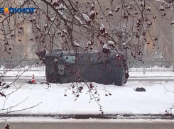 В Волжском на улице Карбышева легковушка опрокинулась на бок: видео