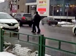 Бессмертные пешеходы прогулялись по проезжей части в Волжском