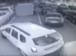 В Волгограде застрявший на парковке водитель-неумеха протаранил Mercedes