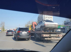 «Девятку» пьяного в «хлам» водителя эвакуировали в Волжском