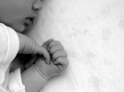 В смерти 3-месячной девочки из Фролово подозревают ее мать