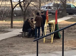 «Подснежники» вылезли на лавочки во дворах Волжского