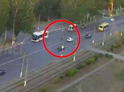 Волжские самокатчики устроили опасные гонки на шестиполосной дороге: видео