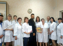 Врачей поздравили с профессиональным праздником и вручили иконы в Волжском