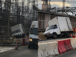 Водитель заснул: грузовик выехал на ремонтируемую полосу на Волжской ГЭС