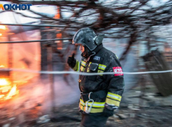 В Волжском огонь охватил комнату в 5-этажном доме