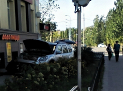 В Волжском внедорожник подрезали так, что тот влетел в ограду и зацепил еще одну машину