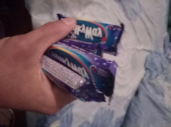 Бесплатно раздавал шоколадки в Волжском не маньяк