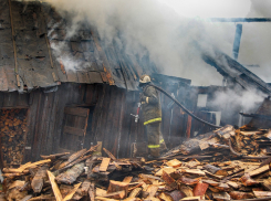 Под Волжским горели кровля и сарай