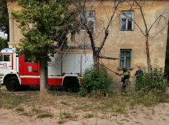 В Волжском горело здание бывшего вытрезвителя: видео