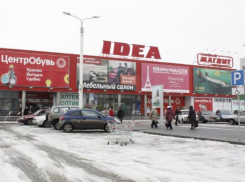 Волжанка попала под колеса авто на парковке
