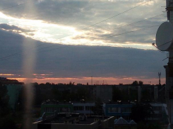 Даже небо над Волжским окрасилось в цвета триколора на День России