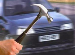 Пьяный альфа-самец кинул молоток в уезжающее такси в Волжском