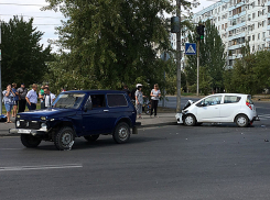 Брутальный владелец внедорожника встретился с хрупкой автоледи на малолитражке в Волжском