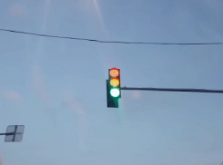 «Загадочный» светофор на перекрестке Волжского привел в замешательство водителей