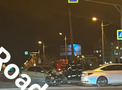 4 человека пострадали в страшной аварии на перекрестке в Волжском