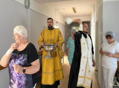 В Волжском палаты больницы имени Фишера окропили святой водой