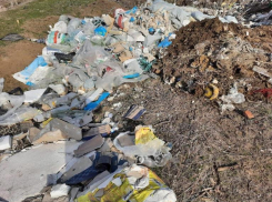 В Волгоградской области закапывают мусор посреди коттеджного поселка