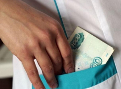 В Волжском за взятки экс-врач села на 3,5 года