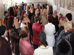 Власти Волжского не могут решить проблему с огромными очередями в поликлинике № 5