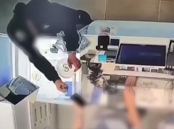 Рецидивист с гранатой ограбил ювелирный салон в центре Волгограда