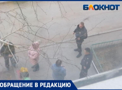 «Ходит с молотком, смеется диким смехом»: в Волжском жители боятся за свою жизнь из-за соседки с диагнозом