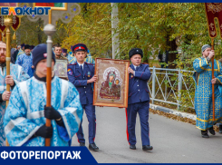 В Волжском прошёл большой крестный ход в день единства: фоторепортаж