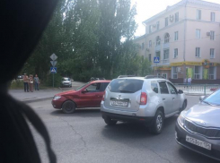 Две иномарки столкнулись на перекрестке «смерти» в Волжском