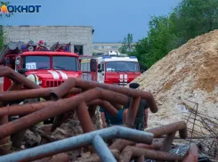 После падения обломков БПЛА в Волгограде обследуют повреждения и оказывают помощь пострадавшим