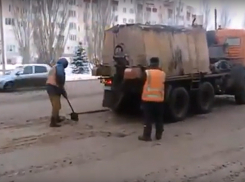 Волжанин снял на видео, как дорожники укладывают асфальт в снежную кашу