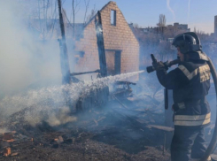 Под Волжским загорелся кирпичный дом