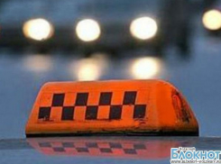 Волжанка ногами повредила машину такси