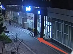 Мужчина угнал велосипед у доставщика еды в Волжском: ВИДЕО