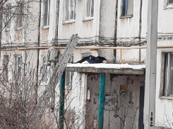 Пьяный мужчина выпал с 8 этажа в Волжском