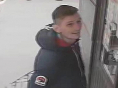 В Волжском разыскивают мужчину в синей куртке, который прошелся по магазинам с чужой карты