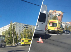 В Волжском маршрутка с пассажирами попала в аварию