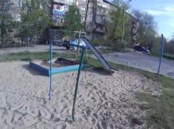 Активисты сняли видео обзор по состоянию детских площадок в Волжском