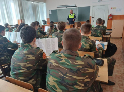 Волжские автоинспекторы провели урок ПДД для кадетов