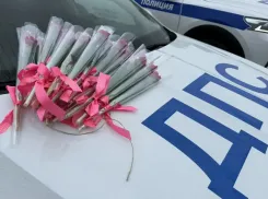 В Волжском инспекторы ГИБДД превратили проверку на дорогах в праздник: автоледи дарили тюльпаны вместо штрафов