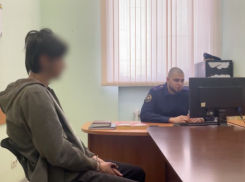 В Волжском задержали мужчину, который отпинал продавцов и пенсионерку: видео 