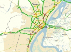 Из-за снегопада Волгоград встал в многокилометровых пробках