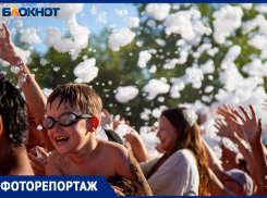Пенной вечеринкой открыли пляжный сезон в Волжском: фоторепортаж