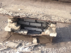 В Волжском в доме на улице Машиностроителей рушится кровля