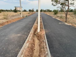 Малыши и дети на самокатах рискуют, гуляя в парке Волжского